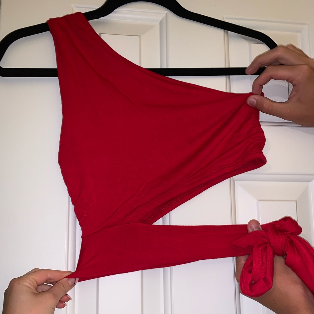 Mixology off the shoulder tie crop shirt-red-